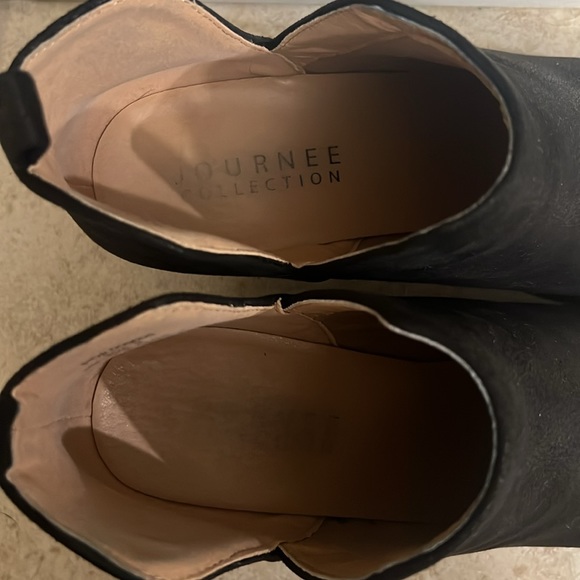 Journey Collection Ankle Boots in Black - Picture 4 of 7